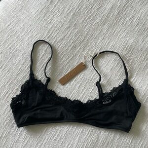 NWT SKIMS LACE SCOOP BRALETTE